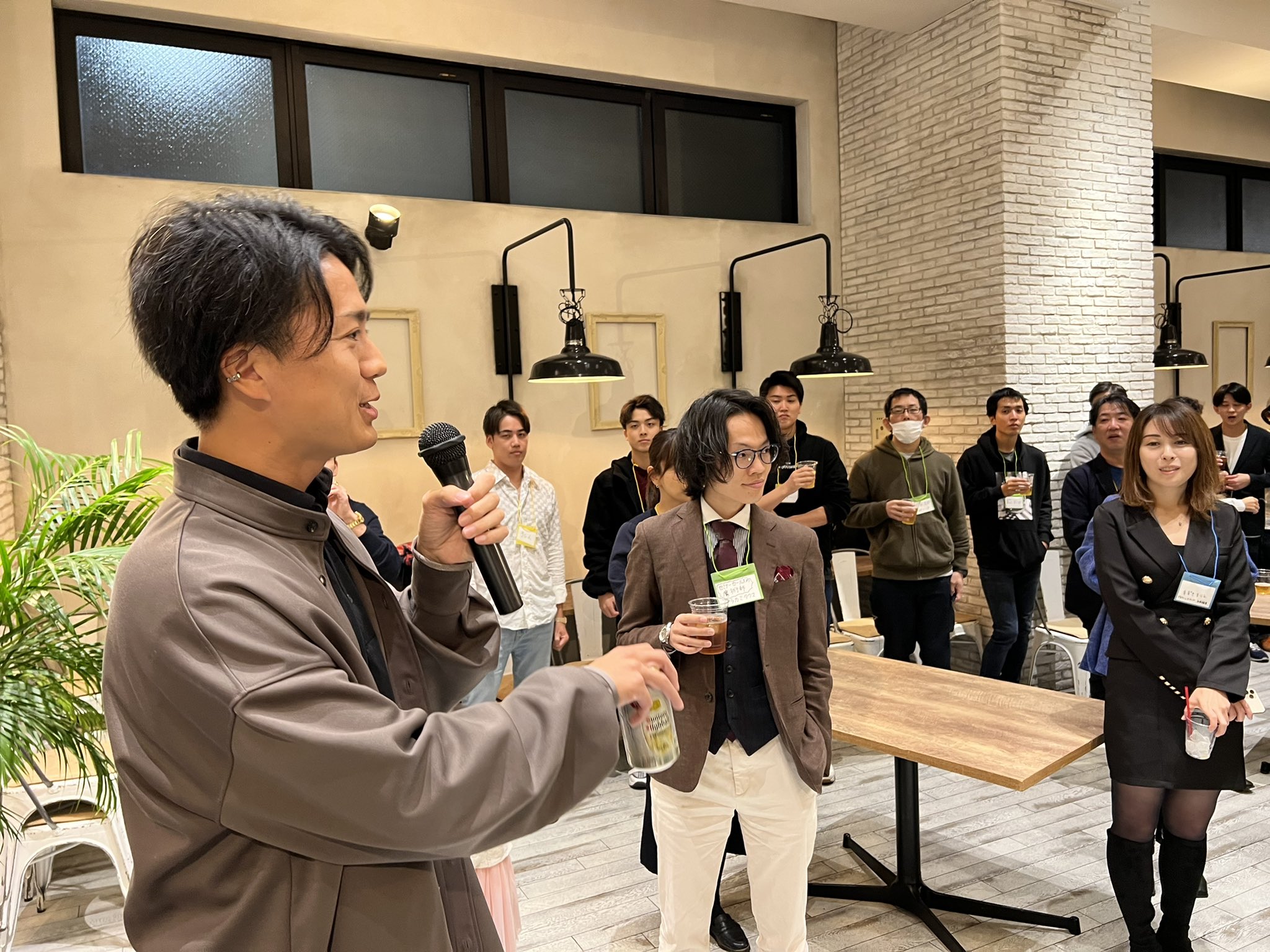 人生逃げ切りサロンでりゅうけんさんが参加者へ話す様子